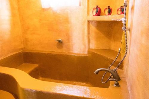 a bath tub with a shower in a bathroom at Casa de Playa Barra Vieja Acapulco in Barra Vieja