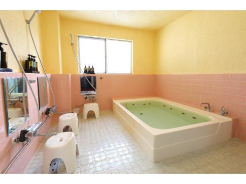 een badkamer met een bad, een toilet en een wastafel bij Ishiuchi Ski Center - Vacation STAY 09196v in Seki