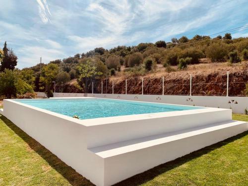 una gran piscina en un campo de césped en CASAS NAS TERMAS, en Cabeço de Vide