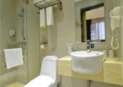 ein Bad mit einem WC, einem Waschbecken und einer Dusche in der Unterkunft City Comfort Inn Wuhan Xiongchu Avenue Wuhan University Of Technology in Liufangling