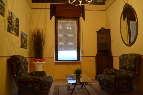 a living room with two chairs and a window at Locanda La Sosta in Cavaion Veronese