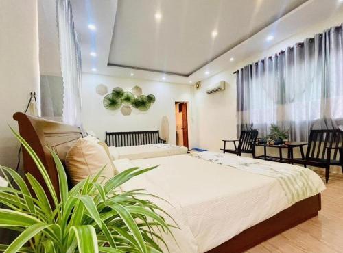 Un pat sau paturi într-o cameră la Phước Lạc Duyên Garden House by ACC