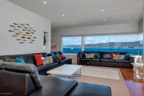 Ruang duduk di Oceana Escape panoramic views luxury and space
