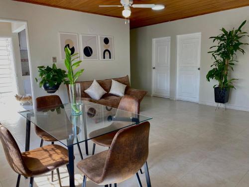 a dining room with a glass table and chairs at Apto Valle Suites, La Mejor Zona in Valledupar