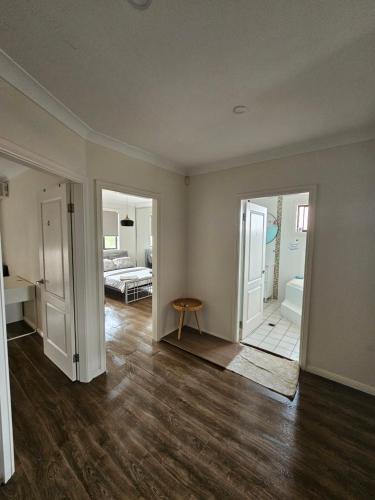 Habitación vacía con dormitorio y sala de estar. en Book this Cozy Haven Room for your next stay Shared Facilities, en Guildford
