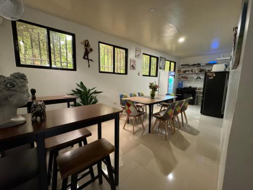 eine Küche und ein Esszimmer mit Tischen und Stühlen in der Unterkunft PerBelle Guest House in Consolation