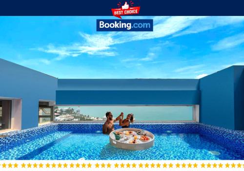 dos personas en una piscina en una casa en BIDV Beach Hotel Nha Trang en Nha Trang