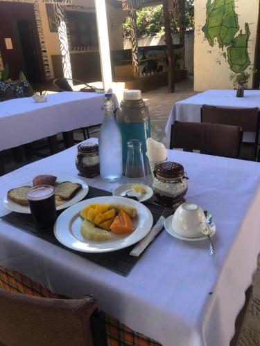 un tavolo con un piatto di cibo sopra di Suite Garden Lodge a Paje