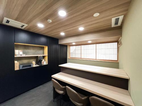 un bar con una fila de sillas en una habitación en FUMAI sauna &INN-遠赤外線サウナ-松江の歴史と文化と共に過ごすsmart hotel, en Matsue