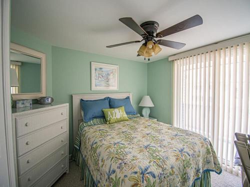 um quarto com uma cama e uma ventoinha de tecto em Beachfront Vacation Rental On Lbi em Brant Beach