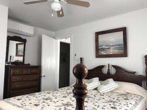 een slaapkamer met een bed en een plafondventilator bij Second Floor Condo Just Steps To The Beach! in Beach Haven