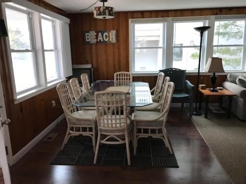 een eetkamer met een tafel en stoelen bij 1860 Mechael in Barnegat Light