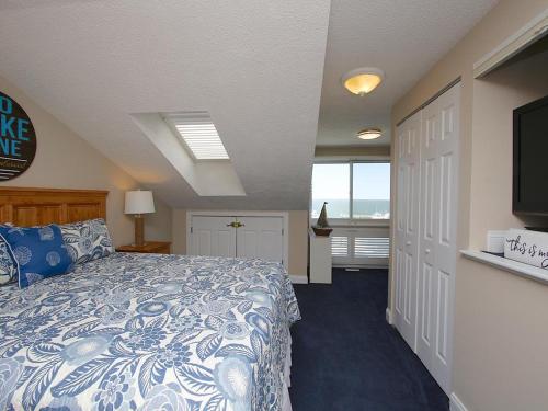 - une chambre avec un lit et une télévision dans l'établissement Stunning Home In Beach Haven With 3 Bedrooms, Internet And Wifi, à Beach Haven
