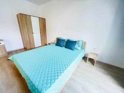 Un dormitorio con una cama grande con almohadas azules. en Panoramic Sea View Apartment - Perfect for Couples, en Varna