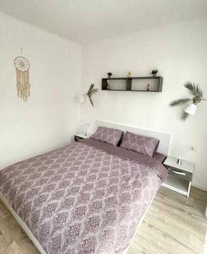 ein Schlafzimmer mit einem großen Bett in einem weißen Zimmer in der Unterkunft Sunlit Shelter * Ideal Location! Free Parking in Oradea