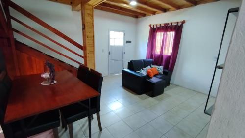 ein Wohnzimmer mit einem Sofa und einem Tisch in der Unterkunft Alojamiento Matheo in El Soberbio