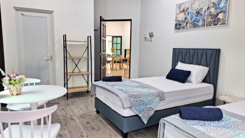 מיטה או מיטות בחדר ב-Ocean Cottage 1, Radiant Teluk Sari