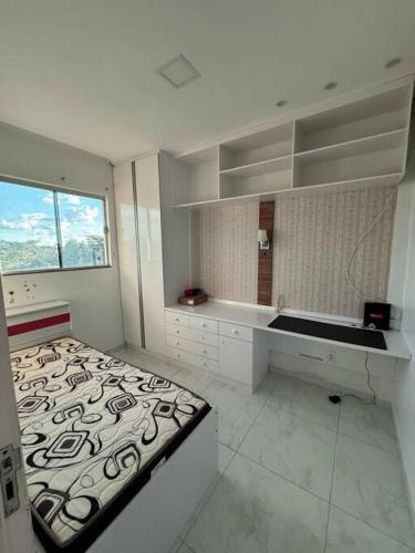 a white room with a bed and a counter at LINDO AP no Condomínio Topázio in Rio Branco