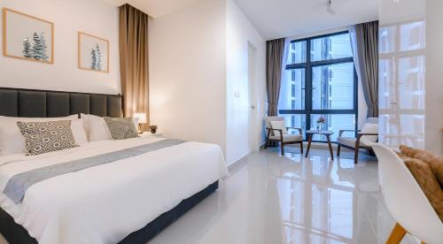 een slaapkamer met een wit bed en een groot raam bij Grace Suite @ The Shore KK in Kota Kinabalu