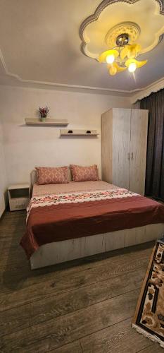 een slaapkamer met een groot bed en een plafond bij Casa Suzana 2 camere in Piatra Neamţ