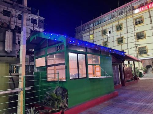 un edificio verde con luces encima en Hotel Angel Assam, en Tezpur