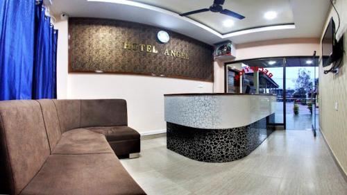 eine Lobby mit einem Sofa und einer Bar in einem Geschäft in der Unterkunft Hotel Angel Assam in Tezpur