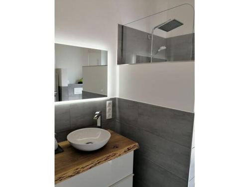 y baño con lavabo y espejo. en Holiday apartment Rappenfels Lodge, en Hinterweidenthal