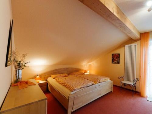 ein Schlafzimmer mit einem großen Bett im Dachgeschoss in der Unterkunft Chic holiday apartment in Oy-Mittelberg