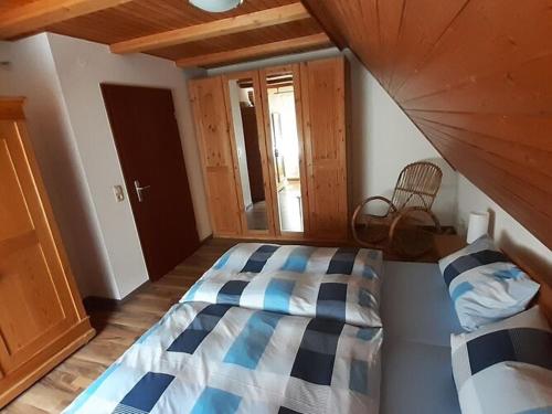 una camera con un letto in una casa di Holiday apartment Renate a Rottenburg am Neckar