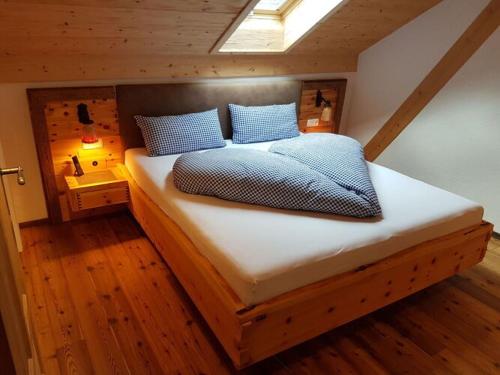 una camera con un grande letto e un soffitto di Holiday apartment Waidlersuite ad Arrach