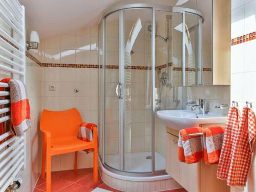 uma casa de banho com um chuveiro e um lavatório. em Haus Brandl Modern retreat em Ramsau