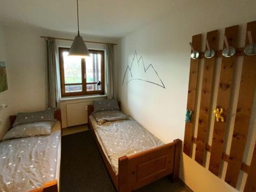 Кровать или кровати в номере Holiday apartment Allgäuer Alpenblick