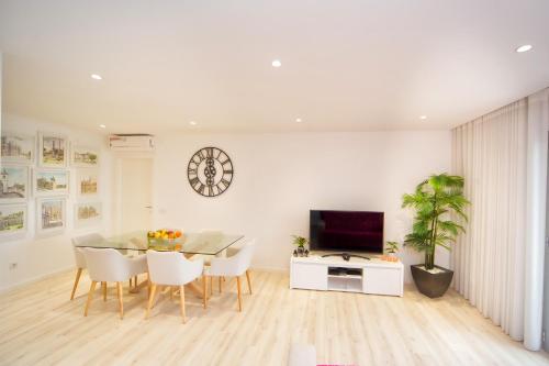 a dining room with a table and chairs and a tv at Batalha - Ferreiras Apartment in Batalha