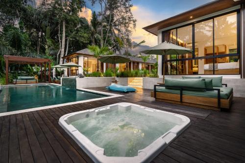 ein Haus mit einem Whirlpool im Hinterhof in der Unterkunft Villa Dream Life by BaliSuperHost in Ubud