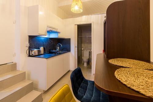 une cuisine avec un comptoir et un évier dans une pièce dans l'établissement Charmant Studio N•1 Neuf - Centre ville, à Montpellier