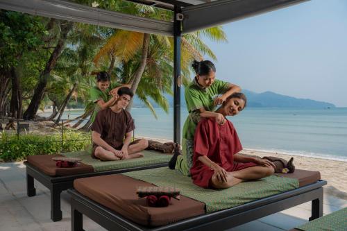 a group of people sitting on a bed on the beach at Koh Chang Paradise Hill in Ko Chang