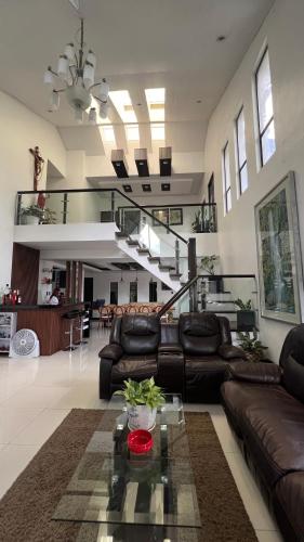 Ruang duduk di Amanda's Ridge Home