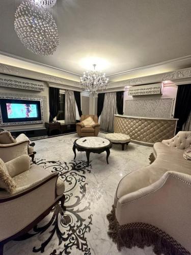 Posezení v ubytování villa In Beverly Hills Compound with pool&garden-sheikh zayed