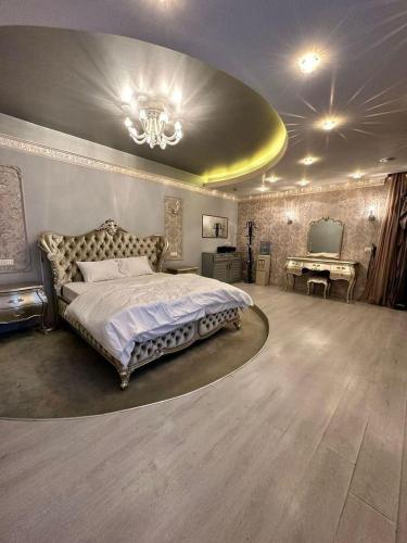Postel nebo postele na pokoji v ubytování villa In Beverly Hills Compound with pool&garden-sheikh zayed