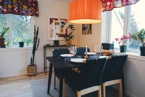 een eetkamer met een zwarte tafel en stoelen bij Lilla Dalbo "Adults only", Ulvön Höga Kusten in Ulvöhamn