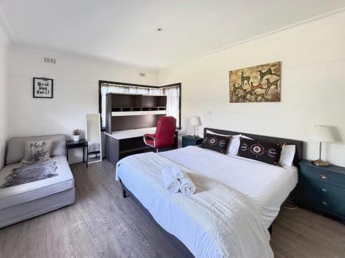 A bed or beds in a room at Cozy Villa Near Chadstone Fashion Capital