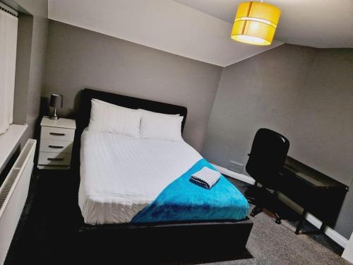 מיטה או מיטות בחדר ב-Malborough - a lovely 3 bed house for short or long-term stays