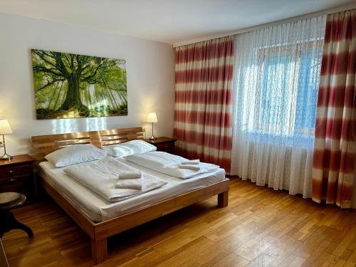 sypialnia z łóżkiem i dużym oknem w obiekcie AJO Vienna Ambassador Family House with Free Parking w Wiedniu