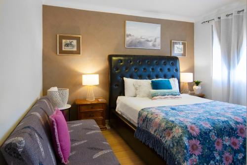 um quarto com uma cama com uma cabeceira azul em Sydney Charm & Blissful Casa - 2 min walk to bus 10 min drive to Sydney Olympic Park em Sydney