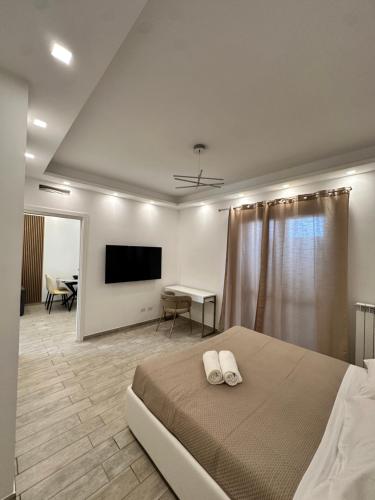ein Schlafzimmer mit einem Bett mit zwei weißen Handtüchern darauf in der Unterkunft Coho House Fiumicino in Fiumicino
