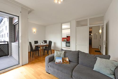 uma sala de estar com um sofá e uma sala de jantar em Imbarcadero Apartment - Happy Rentals em Locarno