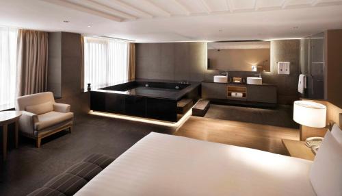 Postel nebo postele na pokoji v ubytování Banyan Tree Club & Spa Seoul