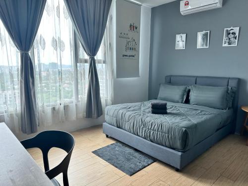 Schlafzimmer mit einem Bett mit blauen Wänden und Fenstern in der Unterkunft ITCC Manhattan Suites by LAVISH in Kota Kinabalu