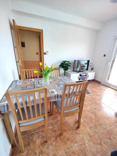 Sunny Cambrils flat with balcony and sea views