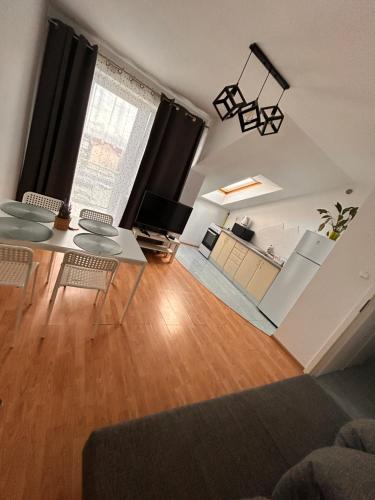 salon ze stołem i krzesłami w obiekcie Apartament Słoneczny 7 w mieście Opole
